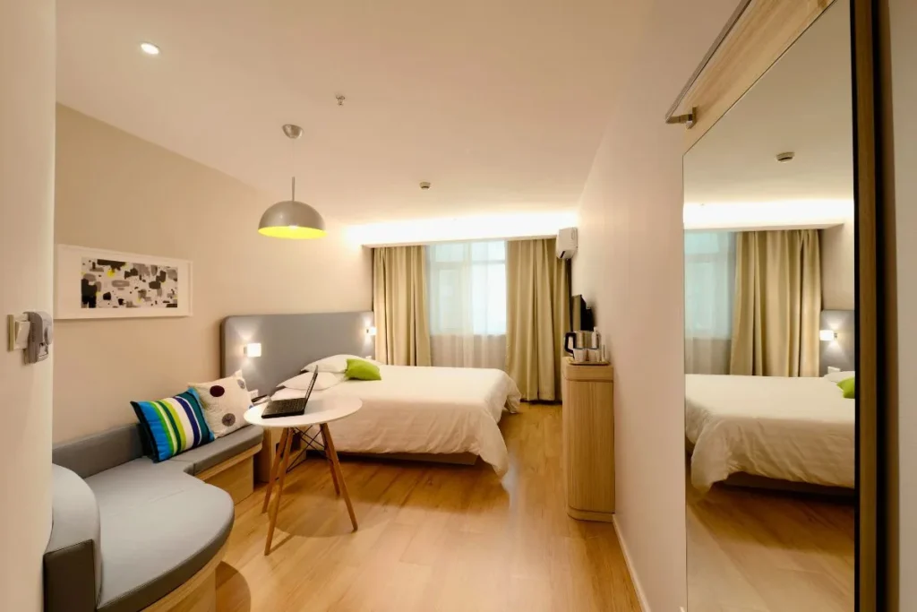 Jak urządzić małą sypialnię żeby wyglądała na większą - Zdjęcie