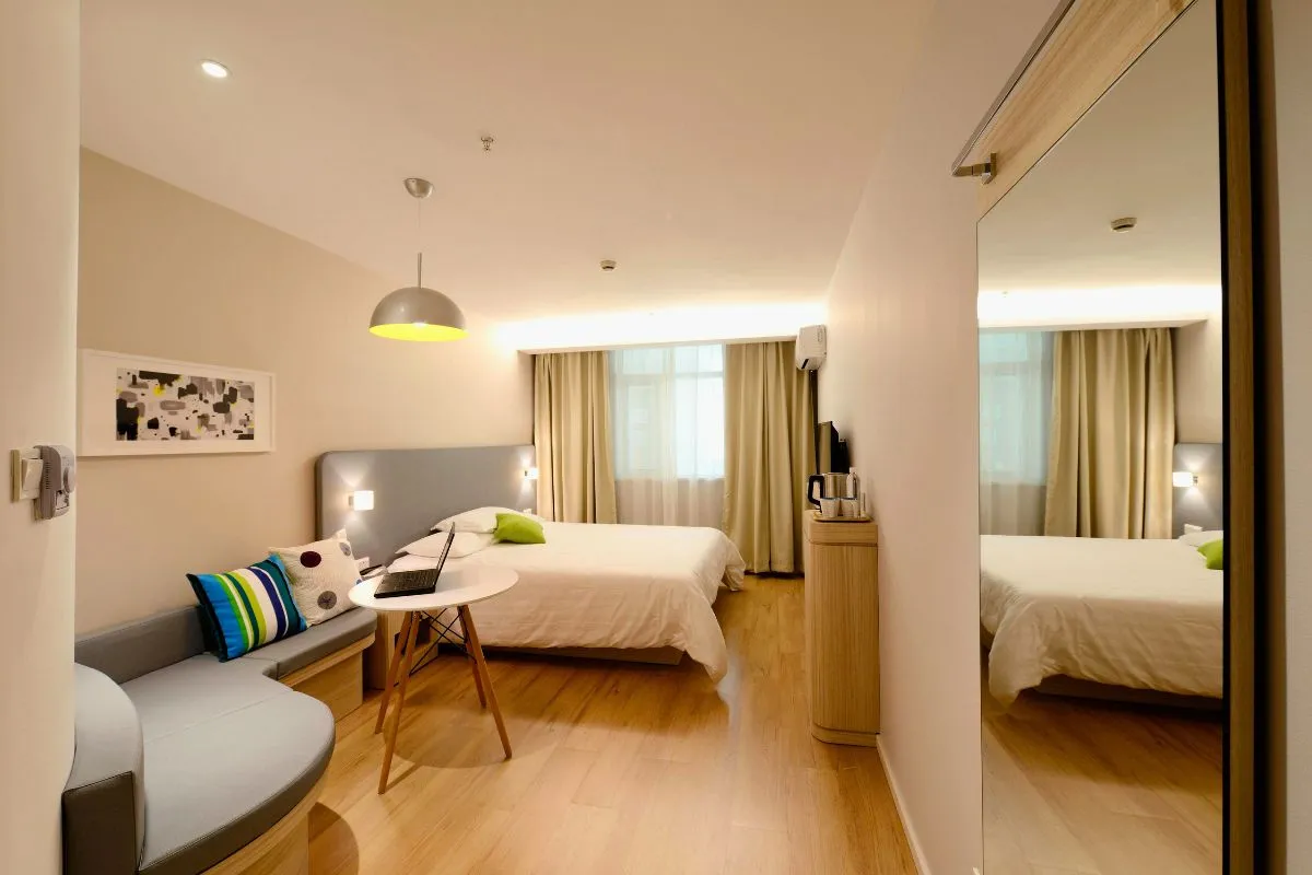 Jak urządzić małą sypialnię żeby wyglądała na większą - Zdjęcie